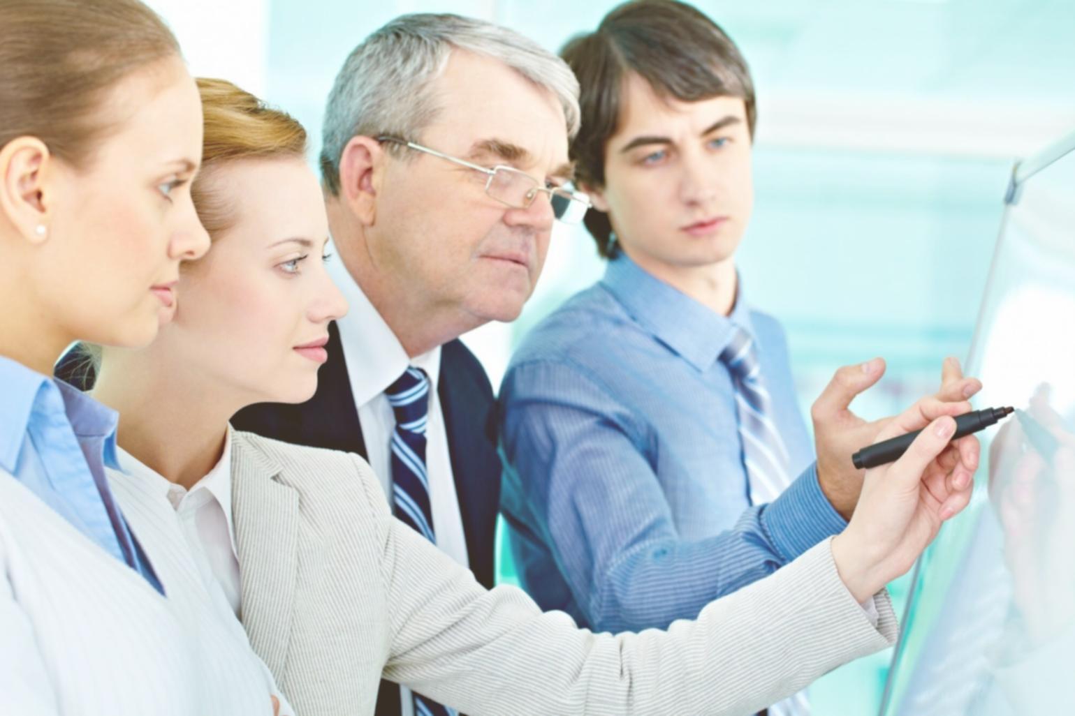 Finanzplanung Arbeitsplatz mit Unterlagen und Taschenrechner