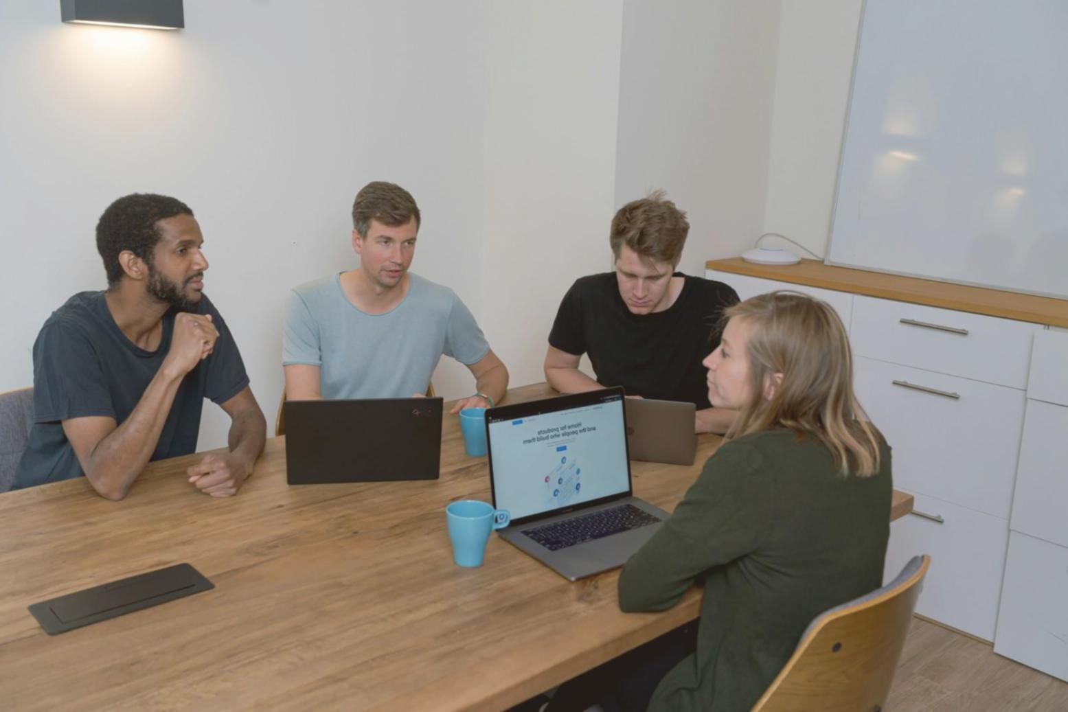 Teilnehmer arbeitet konzentriert an einer Finanzanalyse am Computer